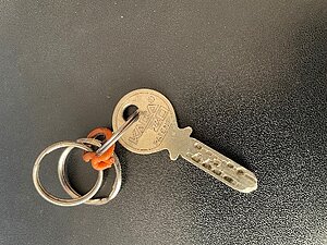 clé avec anneaux et élastique orange