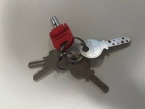 4 clés + rabat rouge