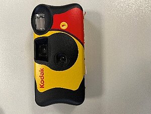 appareil photo Kodak noir jaune et rouge