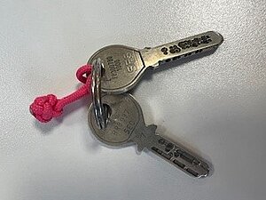 2 clés avec un élastique rose