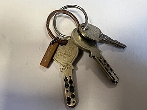3 clés avec porte clé et plaquette "laiton"