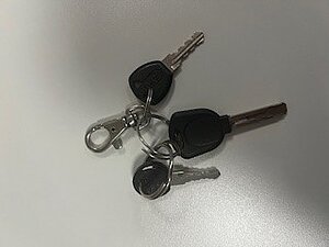 3 clés noires + mousqueton