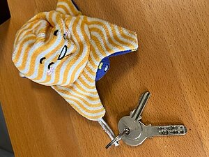 2 clés avec porte clé pieuvre orange blanc et violet