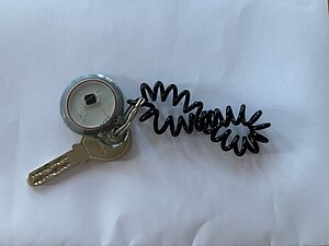 Clé de maison avec badge et élastique