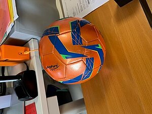 Ballon de foot orange et bleu