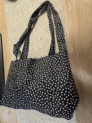 Sac noir et blanc avec trousse de maquillage