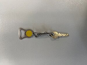 clé avec porte clé gris et jaune