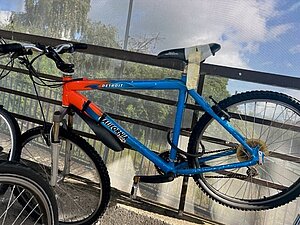 vélo bleu et orange