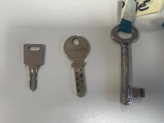 3 clés dont une avec un ruban de tissu vert