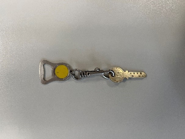 clé avec porte clé gris et jaune