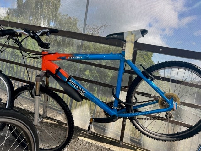 vélo bleu et orange