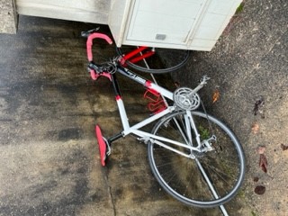 vélo tricolore (blanc,noir et rouge)